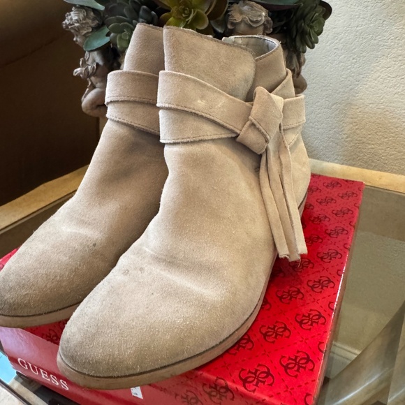 Women’s Guess Suede Camrin Bootie with Fringe Size 7 - Picture 2 of 7